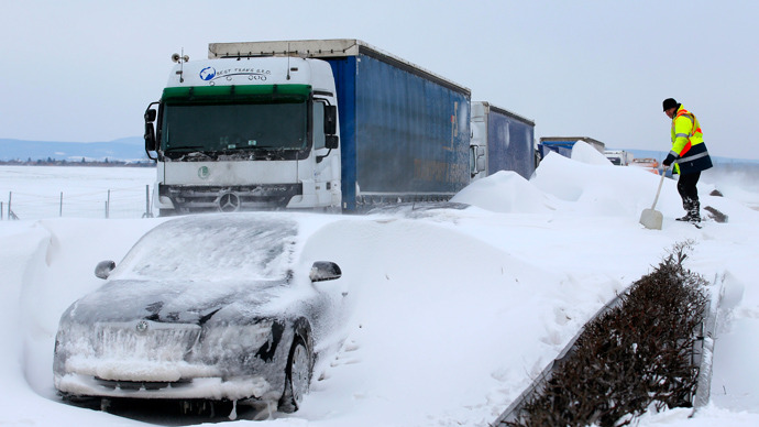 Hungary sends tanks to rescue thousands of people from snow trap (PHOTOS)
