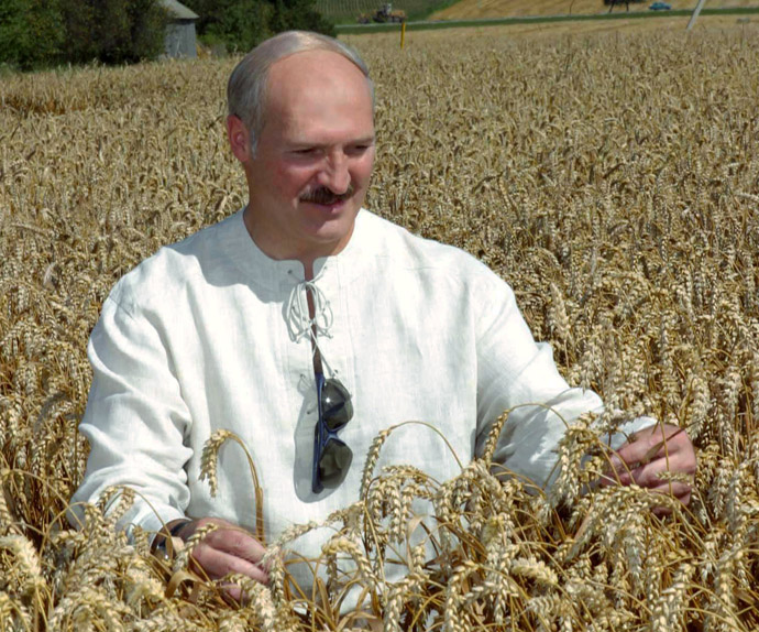 President Alexander Lukashenko of Belarus visits the Oktyabr-Grodno cooperative farm, Grodno District (RIA Novosti)