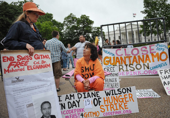 Protestors calling for the closure of the Guntanamo Bay detention facility is seen infront of the White House on May 18, 2013 in Washington, DC. (AFP Photo / Mandel Ngan)
