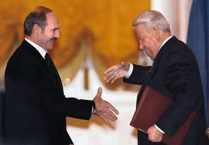 Former Russian president Boris Yeltsin and his Belarus counterpart Alexander Lukashenko smiles before shaking hand during the signing ceremony of a treaty on establishing a union state by Russia and Belarus in Moscow's Kremlin, 08 December 1999. (AFP Photo)