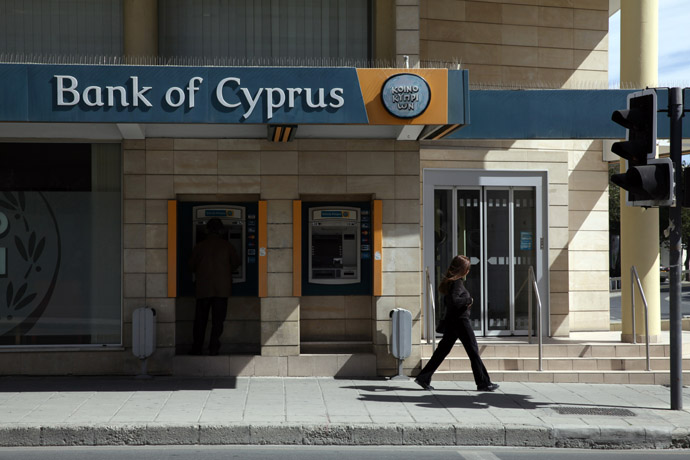 A man withdraws money from an ATM in the Cypriot capital of Nicosia on March 16, 2013. (AFP Photo)