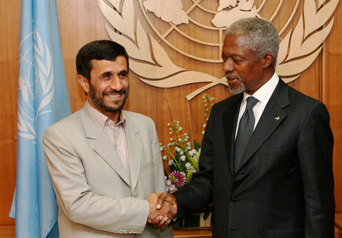 Iranian President Mahmoud Ahmadinejad (L) meets United Nations Secretary General Kofi Annan before addressing the 61st General Assembly of the United Nations at the U.N. Headquarters in New York, September 19, 2006 (Reuters / Jeff Zelevansky)