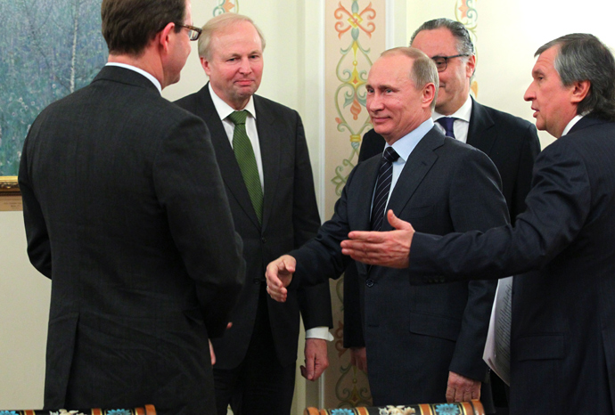 Russia's President Vladimir Putin (C), Rosneft President Igor Sechin (R) and BP Group Chief Executive Robert Dudley (2-L) during their meeting on March 21, 2012 (RIA Novosti / Mikhail Klimentyev)