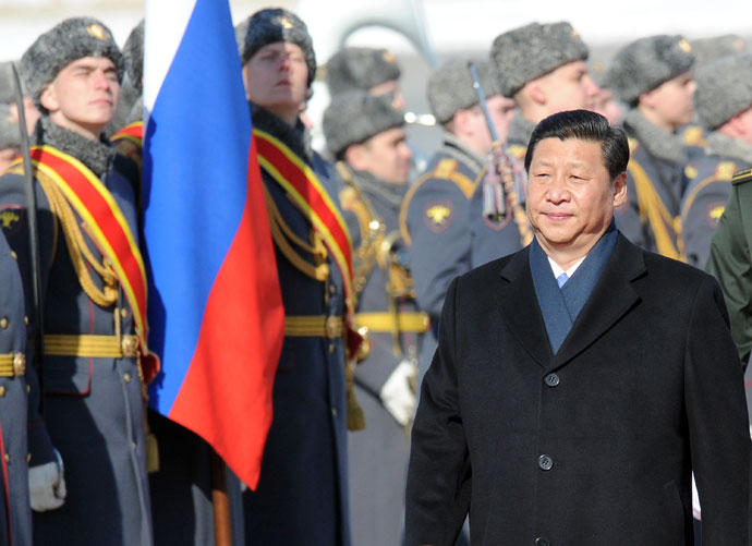 Chinese President Xi Jinping reviews Russian honour guard during official welcome ceremony at Vnukovo airport outside Moscow on March 22, 2013.(AFP Photo/ Alexander Nemenov)