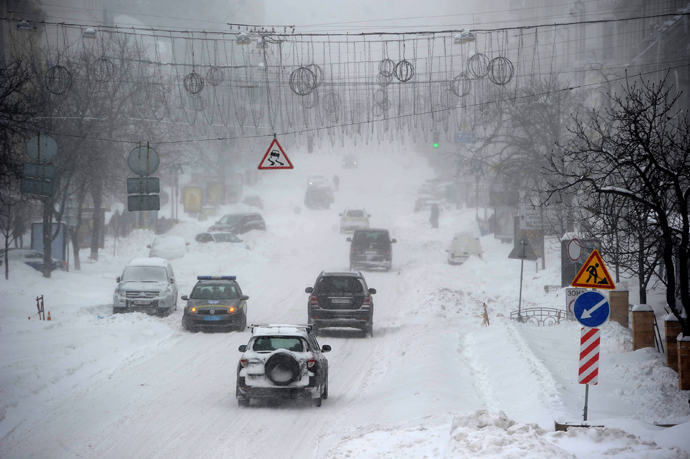 Kiev administration declared a state of emergency in the city after heavy snowfalls paralysed transports in several regions and in Kiev where many international flights were cancelled. (RIA Novosti / Alexei Furman)