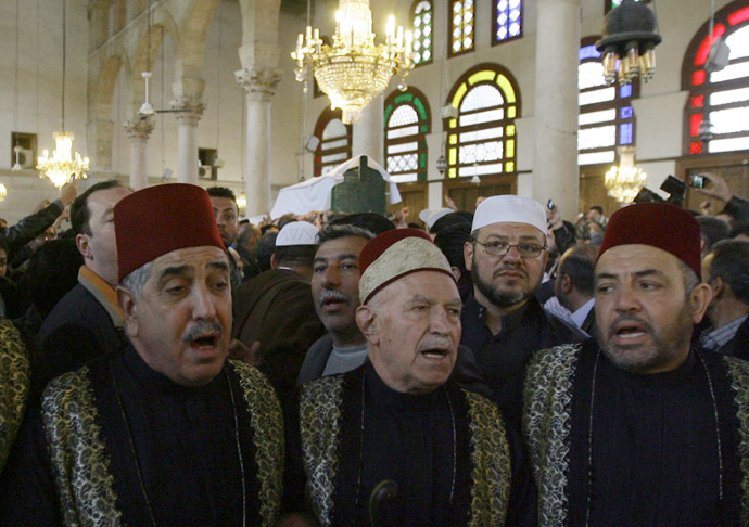 People take part in the funeral ceremony of Sunni Muslim cleric Mohamed Saeed al-Bouti, who died in a suicide bomb attack, on March 23, 2013 at the Omayyad mosque in the Syrian capital Damascus. (AFP Photo)