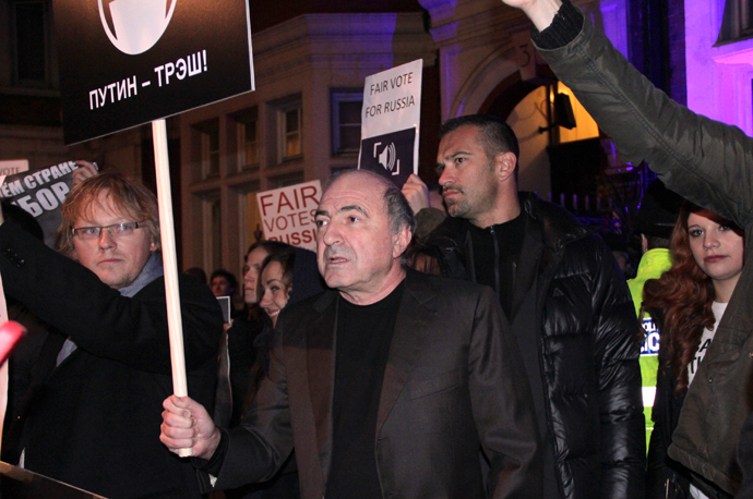 Businessman Boris Berezovsky (center) takes part in a rally against fraud in Russian parliamentary elections outside Russian embassy in London on December 10, 2011. (RIA Novosti / Elena Pakhomova)