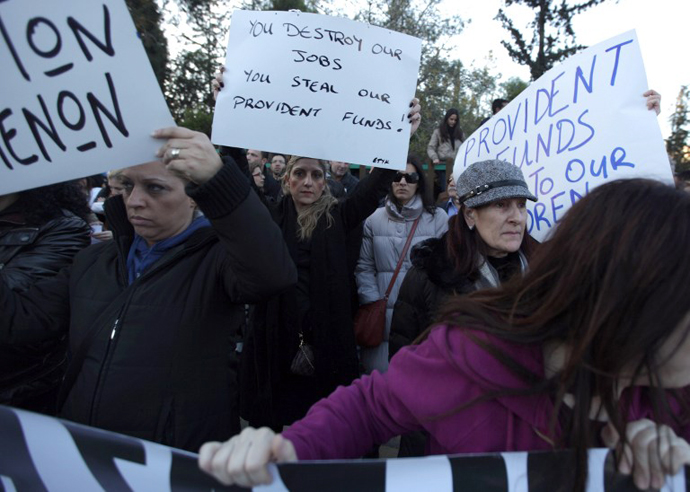 Cypriots bank workers take part in a protest outside the presidential palace in Nicosia on March 23, 2013. (AFP Photo / Patrick Baz)