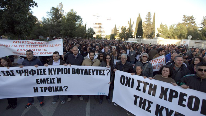 Bank workers shout slogans during a protest outside Cyprus presidential palace in Nicosia on March 23, 2013. (AFP Photo / Patrick Baz)