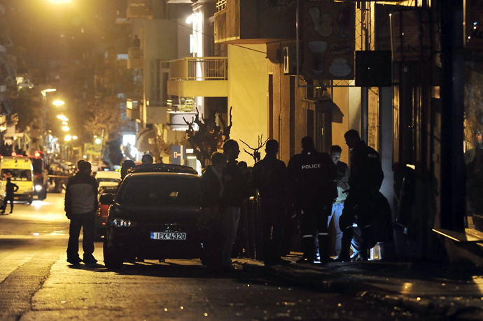 Police investigates near the site of a bomb explosion late on March 27, 2013 in Athens (AFP Photo / Louisa Gouliamaki) 