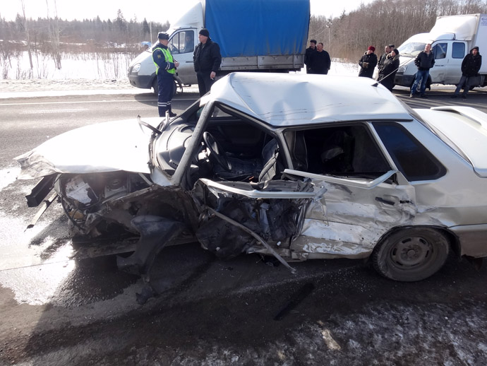 The site of a highway accident in the Vologda Region involving a bus carrying children. (RIA Novosti)