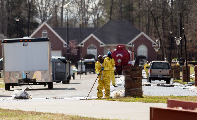 Emergency crews work to clean up an oil spill in front of evacuated homes on Starlite Road in Mayflower, Arkansas March 31, 2013 (Reuters / Jacob Slaton)