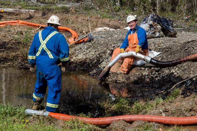 Emergency crews work to clean up an oil spill near Interstate 40 in Mayflower, Arkansas March 31, 2013 (Reuters / Jacob Slaton)