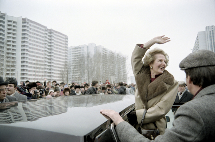 British Prime Minister Margaret Thatcher greeting curious Moscovites who gathered to see her in Moscow, during her official visit in USSR on March 29, 1987 (AFP Photo / Files / Daniel Janin 