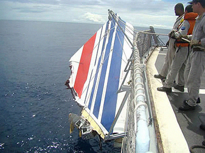 Handout picture released June 9, 2009 by the Brazilian Navy showing a piece of the tailfin of the Air France A330 aircraft that crashed June 1 while in midflight over the Atlantic ocean, being hoisted by a Navy rescue vessel. (AFP Photo/Brazilian NAVY)