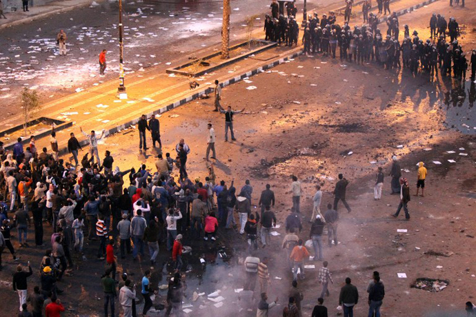 Egyptian demonstrators (L) demanding the ouster of President Hosni Mubarak stand opposite anti-riot police during clashes in Suez, northern Egypt, on January 27, 2011. (AFP Photo / Khaled Desouki)