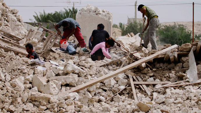 Iranians collect their belongings from the rubble of their destroyed house in the village of Darvisheh, southeast of Bushehr, on April 10, 2013, a day after a powerful earthquake struck near the Gulf port city of Bushehr (AFP Photo / STR)