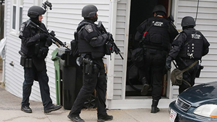 SWAT team members search for one remaining suspect at a residential building on April 19, 2013 in Watertown, Massachusetts. (AFP Photo / Mario Tama)