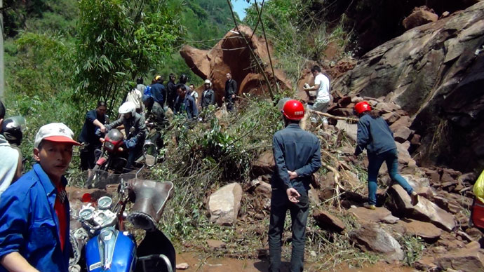 Rescuers try to remove rocks blocking a road after a strong earthquake of 6.6 magnitude hit Lushan county, Ya'an, Sichuan province April 20, 2013.(Reuters / Stringer)