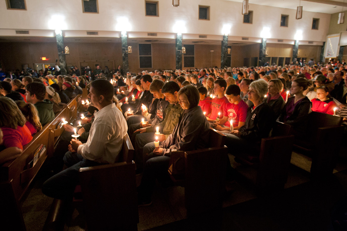 Residents take part in a candle light vigil at St. Mary's Catholic Church in remembrance of those who lost their lives or were injured in the massive explosion at the fertilizer plant in West, Texas, April 18, 2013 (Reuters / Jaime R. Carrero)