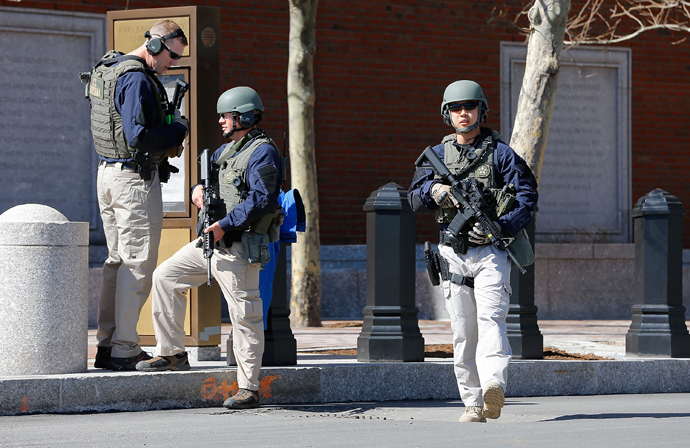 Homeland Security, U.S. Marshals, and the Boston Police Department evacuate the John Joseph Moakley United States Courthouse on April 17, 2013 in Boston, Massachusetts (Jared Wickerham / Getty Images / AFP) 