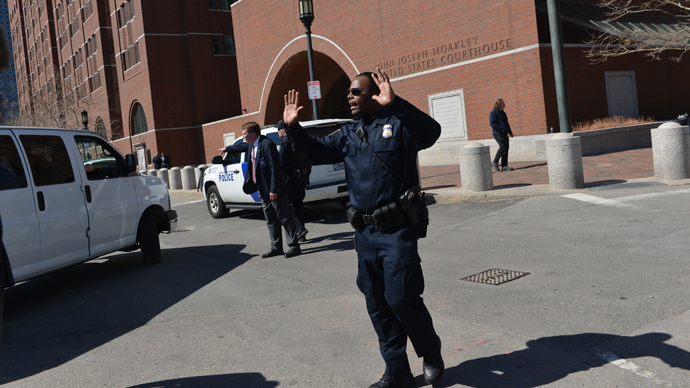 Police at the Moakley Federal Courthouse in Boston on April 17, 2013, leorder people away from the courthouse as the building is evacuated (AFP Photo / Stan Honda) 