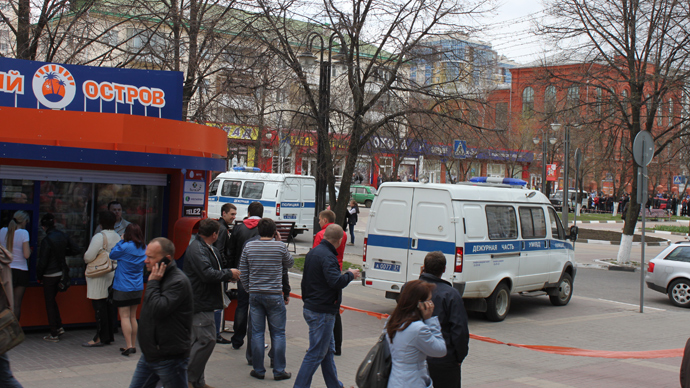 Police cars at the cordoned-off scene of the Belgorod shooting on April 22, 2013 (RIA Novosti / Alexey Dvorkin)