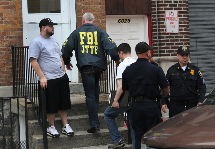 A FBI agent enters the apartment building door of Alina Tsarnaeva on April 19, 2013 in West New York, New Jersey. (John Moore/Getty Images/AFP)