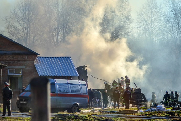 Emergency response team working on the fire scene at a mental hospital in the village of Ramensky. (RIA Novosti/Andrey Stenin)