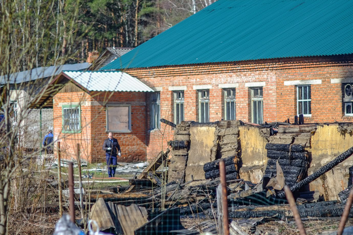 Emergency response team working on the fire scene at a mental hospital in the village of Ramensky. (RIA Novosti/Andrey Stenin)