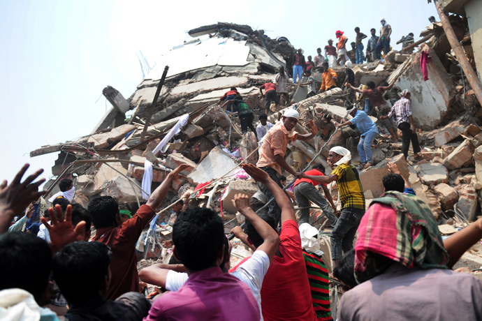 Bangladeshi volunteers and rescue workers assist in rescue operations 48 hours after an eight-storey building collapsed in Savar, on the outskirts of Dhaka, on April 26, 2013 (AFP Photo / Muniz Uz Zaman)