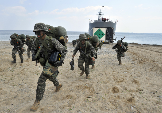South Korean Marines disembark from a landing ship tank (LST) during a joint landing operation by US and South Korean Marines in Pohang, 270 kms southeast of Seoul, on April 26, 2013 (AFP Photo / Jung Yeon-Je)