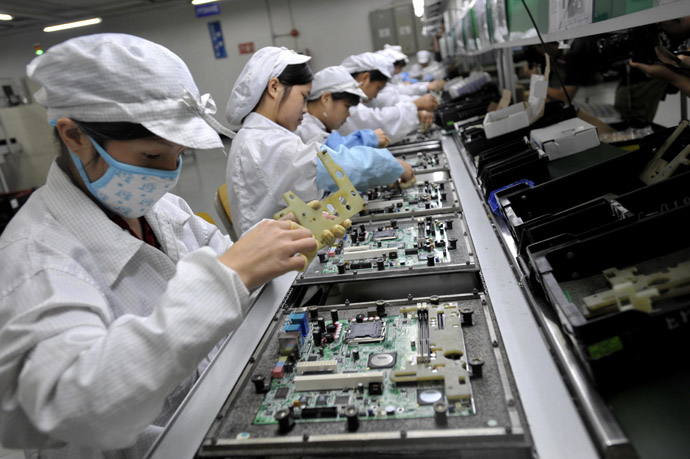 Chinese workers assemble electronic components at the Taiwanese technology giant Foxconn's factory in Shenzhen, in the southern Guangzhou province. (AFP Photo)
