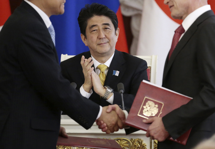Japanese Prime Minister Shinzo Abe applauds during a signing ceremony in Moscow's Kremlin on Monday, April 29, 2013. (AFP Photo / Ivan Sekretarev)