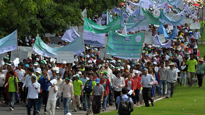 Cambodian workers march during a May Day protest in Phnom Penh May 1, 2013.(AFP Photo / Tang Chhin Sothy)