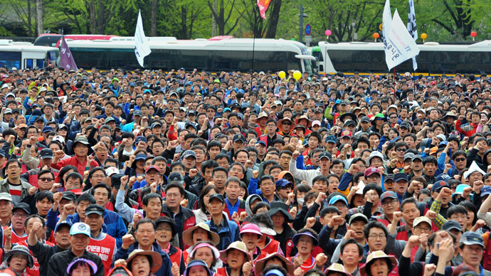 Thousands of South Korean workers and union activists shout slogans during a May Day rally in Seoul on May 1, 2013.(AFP Photo / Kim Jae-Hwan)