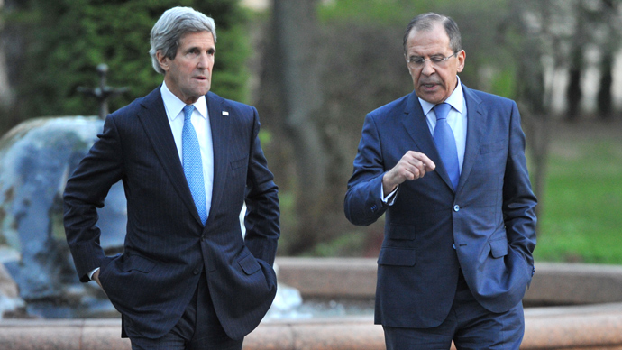 US Secretary of State John Kerry (L) and his Russian counterpart Sergei Lavrov discuss while taking a walk in the garden of the Foreign Ministry Osobnyak in Moscow on May 7, 2013 (AFP Photo)