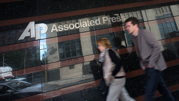 A couple walk past the offices of the Associated Press in Manhattan, New York May 13, 2013. (Reuters / Adrees Latif)