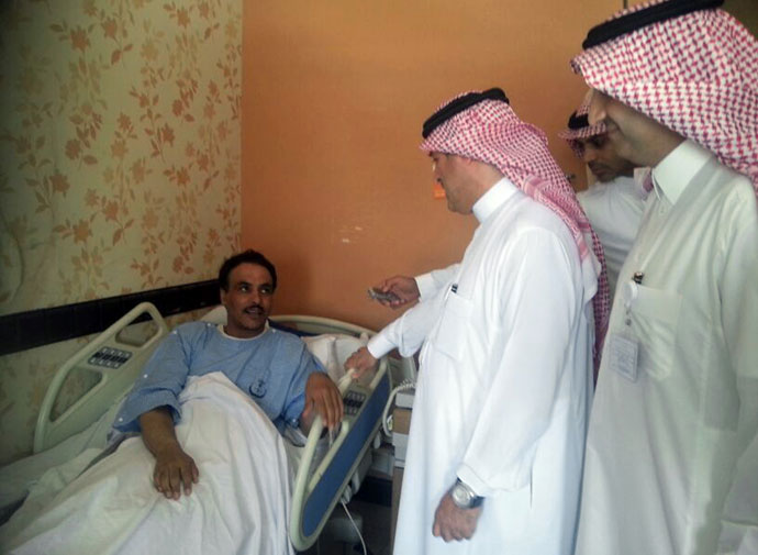 A Saudi health ministry official visits patients infected with a new SARS-like virus at a hospital in the eastern Saudi province of al-Ahsaa on May 13, 2013.(AFP Photo / STR)