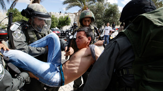 A Palestinian man is detained by Israeli border policemen during clashes near Damascus Gate at Jerusalem's old city May 15, 2013.(Reuters / Ammar Awad)