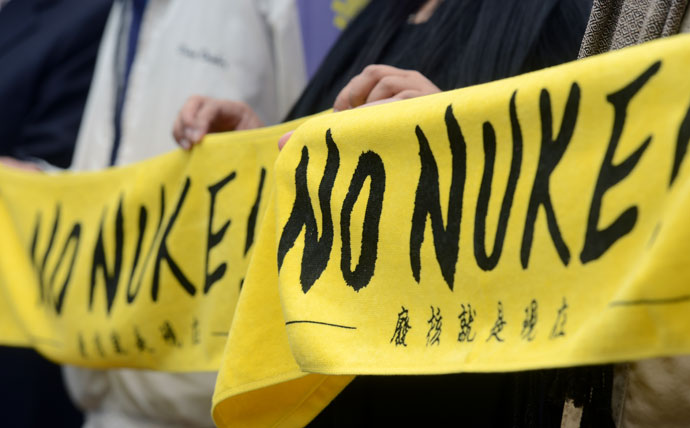Representives anti-nuclear power plant groups display banners outside the cabinet office before a meeting with Premier Jiang Yi-huah in Taipei on April 3, 2013.(AFP Photo / Sam Yeh)