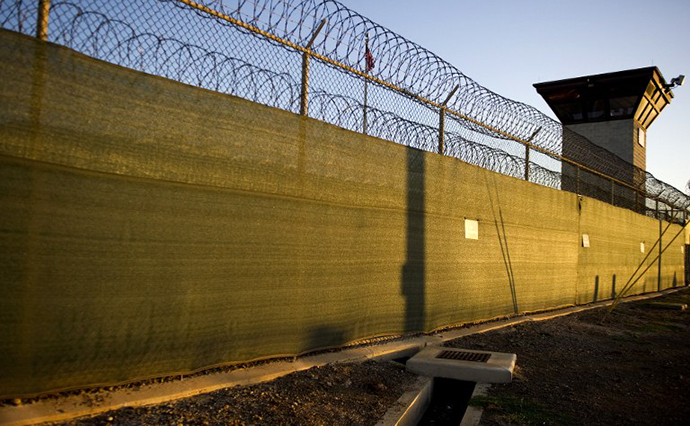 The guard tower of "Camp Six" detention facility of the Joint Detention Group at the US Naval Station in Guantanamo Bay, Cuba. (AFP Photo / Jim Watson)