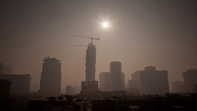 Severe pollution clouds the Beijing skyline on January 12, 2013 (AFP Photo / Ed Jones) 