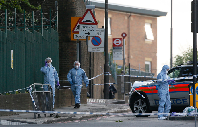 Police forensics officers investigate a crime scene where one man was killed in Woolwich, southeast London May 22, 2013 (Reuters / Stefan Wermuth)