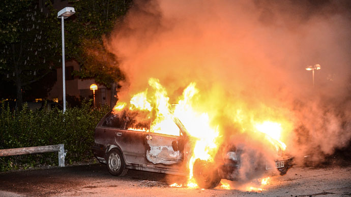 A car set on fire burns, following riots in the Stockholm suburb of Kista late May 21, 2013.(Reuters / Fredrik Sandberg)