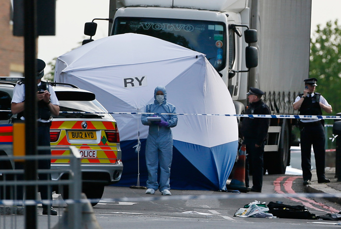 A police forensics officer investigates a crime scene where one man was killed in Woolwich, southeast London May 22, 2013 (Reuters / Stefan Wermuth) 