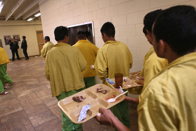 Immigration detainees finish lunch at the Immigration and Customs Enforcement (ICE), detention facility in Florence, Arizona (John Moore / Getty Images / AFP) 