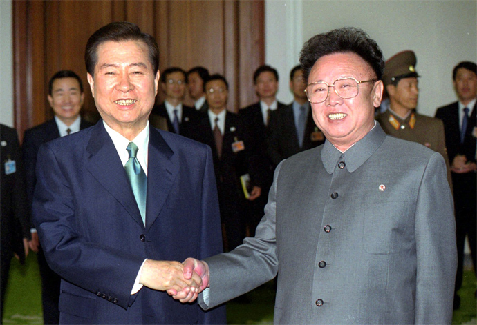 This file photo taken on June 14, 2000 shows South Korean President Kim Dae-Jung (L) shaking hands with North Korean leader Kim Jong-Il (R) in Pyongyang during their historic summit between the two rival nations (AFP Photo)