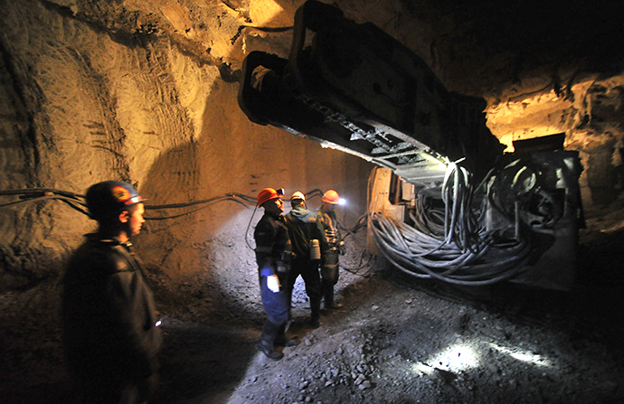 Extracting diamond-bearing kimberlite ore at ALROSA's International diamond field in Mirny, Republic of Sakha (Yakutia). (RIA Novosti / Alexander Utkin)