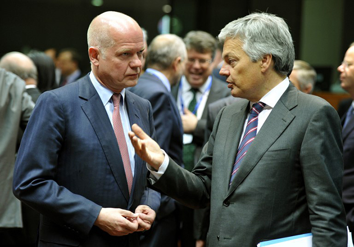 British Foreign Secretary William Hague (L) and Belgium's Foreign minister Didier Reynders talk prior to the Foreign Affairs Council on May 27, 2013 at the EU Headquarters in Brussels. (AFP Photo / Georges Gobet)